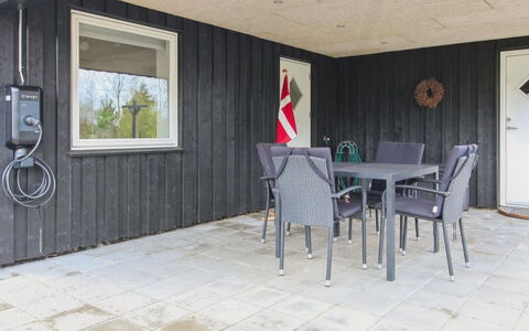 Golubinka - 2.5Km from the Sea: Meubilair, Interieur Ontwerp, Flooring, Verdieping, Plafond, Kamer, Stoel, Tafel, Appartement, Keuken En Eettafel
