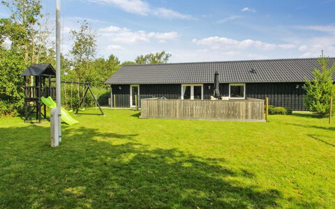 Golubinka - 2.5Km from the Sea: Meubilair, Interieur Ontwerp, Flooring, Verdieping, Plafond, Kamer, Stoel, Tafel, Appartement, Keuken En Eettafel