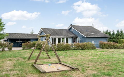 Lari - 600M from the Sea: Gras, Gebouw, Huis, Huis, Dak, Woongebied, Verblijf, Gazon, Tuin, Siding