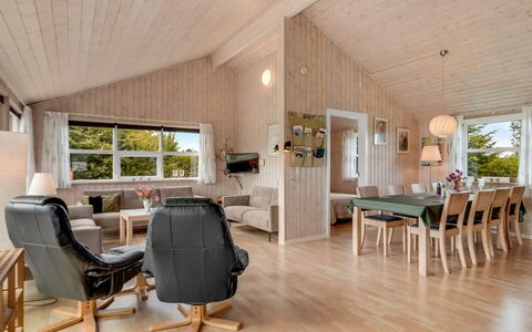 Lari - 600M from the Sea: Hout, Plafond, Interieur Ontwerp, Meubilair, Huis, Woonkamer, Flooring, Verblijf, Verdieping, Kamer