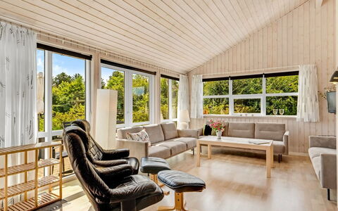 Lari - 600M from the Sea: Hout, Interieur Ontwerp, Plafond, Huis, Flooring, Verdieping, Meubilair, Bankstel, Kamer, Woonkamer