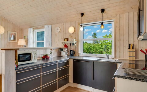 Lari - 600M from the Sea: Keuken, Hout, Countertop, Interieur Ontwerp, Plafond, Flooring, Toestel Van De Keuken, Huis, Meubilair, Lichte Inrichting