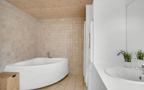 Lari - 600M from the Sea: Flooring, Verdieping, Interieur Ontwerp, Muur, Loodgieterswerkinrichting, Badkamer, Plafond, Bad, Kamer, Loodgieter