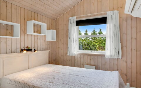 Lari - 600M from the Sea: Slaapkamer, Bed, Interieur Ontwerp, Hout, Plafond, Meubilair, Bedding, Laken, Flooring, Verdieping