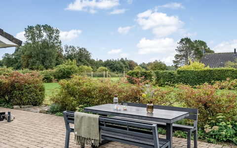 Lari - 600M from the Sea: Meubilair, Buitenmeubels, Buitentafel, Openluchtbank, Tuin, Schaduw, Hardwood, Bank, Plank, Outdoor Structuur