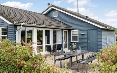 Lari - 600M from the Sea: Verblijf, Deur, Huis, Siding, Huis, Dak, Veranda, Landgoed, Stoel, Schaduw