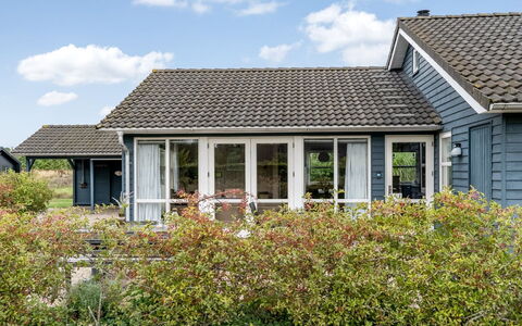 Lari - 600M from the Sea: Gebouw, Gras, Dak, Huis, Huis, Woongebied, Siding, Verblijf, Struik, Architectuur