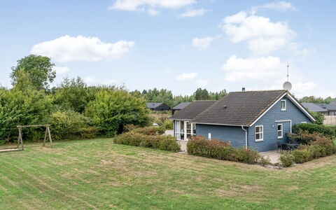 Lari - 600M from the Sea: Gras, Gebouw, Huis, Dak, Huis, Struik, Verblijf, Woongebied, Landelijk Gebied