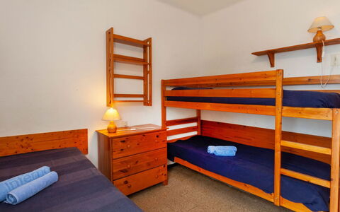 Villa Cassiopee: Stapelbed, Meubilair, Cabinetry, Hout, Bed Frame, Comfort, Huis, Bed, Gebouw, Verdieping