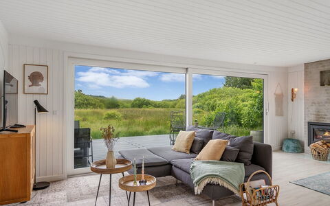 Mintha - 400M from the Sea: Meubilair, Bankstel, Flooring, Interieur Ontwerp, Verdieping, Hout, Houten Vloer, Woonkamer, Tafel