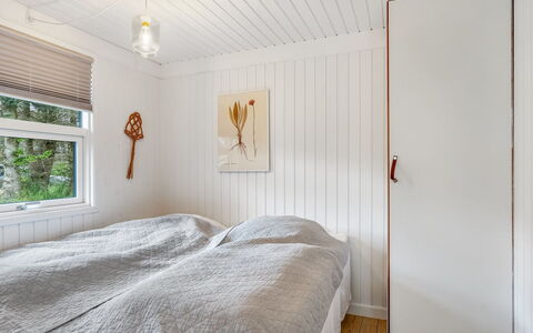 Mintha - 400M from the Sea: Hout, Flooring, Slaapkamer, Verdieping, Plafond, Interieur Ontwerp, Bed, Laken, Bedding, Kamer