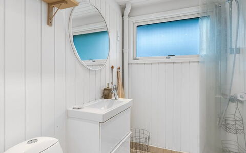 Mintha - 400M from the Sea: Interieur Ontwerp, Loodgieterswerkinrichting, Flooring, Plafond, Verdieping, Loodgieter, Kraan, Badkamer, Kamer, Lichte Inrichting