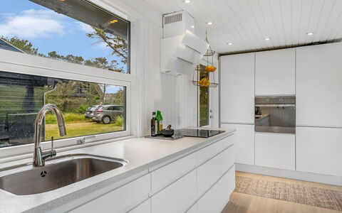 Mintha - 400M from the Sea: Keuken, Flooring, Interieur Ontwerp, Hout, Countertop, Toestel Van De Keuken, Plafond, Major Appliance, Verdieping, Cabinetry