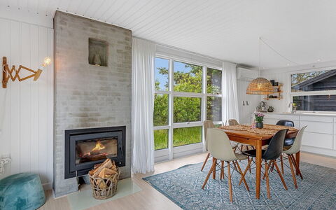 Mintha - 400M from the Sea: Flooring, Meubilair, Hout, Interieur Ontwerp, Plafond, Verdieping, Huis, Houten Vloer, Stoel, Woonkamer