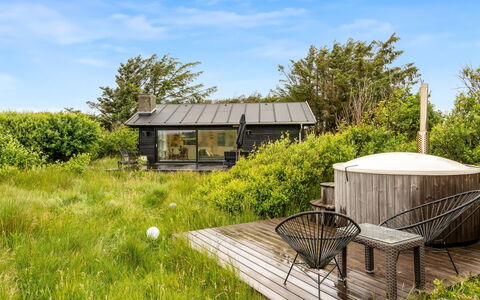 Mintha - 400M from the Sea: Gras, Struik, Dak, Land Lot, Plantengemeenschap, Landelijk Gebied, Verblijf, Groundcover, Tuin