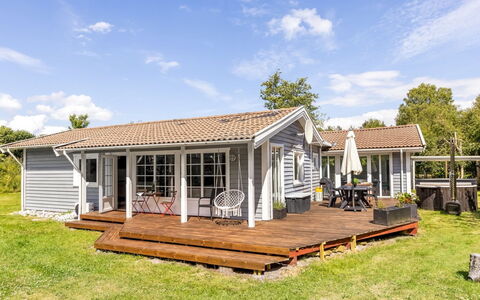 Anabela - from the Sea: Dak, Huis, Huis, Verblijf, Siding, Landgoed, Oprit, Garden Gebouwen, Werf, Schuur