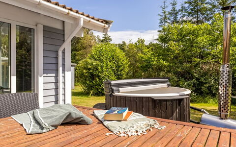 Anabela - from the Sea: Dak, Huis, Huis, Verblijf, Siding, Landgoed, Oprit, Garden Gebouwen, Werf, Schuur