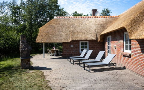 Ejvi - 4Km from the Sea: Thatching, Dak, Verblijf, Buitenmeubels, Stoel, Steen, Schaduw, Hardwood, Boerderij