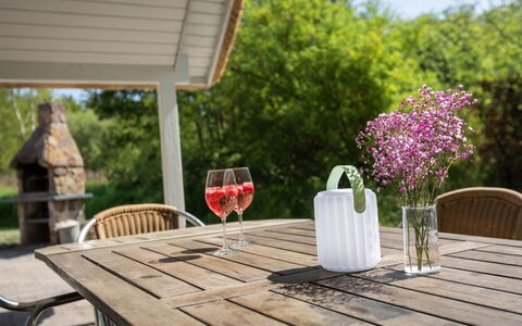 Ejvi - 4Km from the Sea: Drinkware, Fles, Bloempot, Serveware, Buitentafel, Kamerplant, Buitenmeubels, Snijbloemen, Hardwood