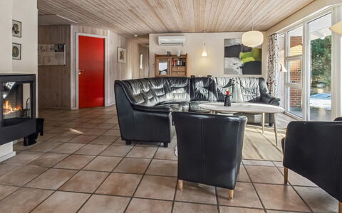 Alina - 1Km from the Sea: Meubilair, Interieur Ontwerp, Stoel, Flooring, Tafel, Toevlucht, Verdieping, Plafond, Kamer, Eco Hotel
