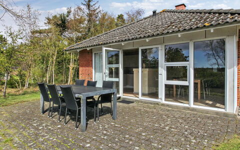 Alina - 1Km from the Sea: Meubilair, Interieur Ontwerp, Stoel, Flooring, Tafel, Toevlucht, Verdieping, Plafond, Kamer, Eco Hotel