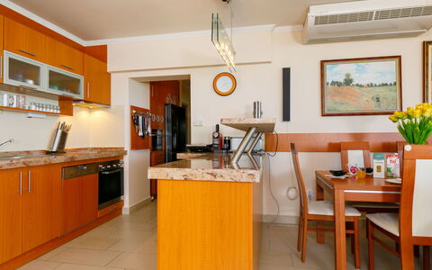 Miralago: Cabinetry, Meubilair, Eigendom, Tafel, Countertop, Hout, Oranje, Interieur Ontwerp, Verlichting, Fotolijst