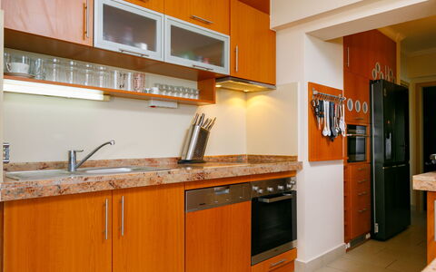 Miralago: Cabinetry, Eigendom, Countertop, Kraan, Gootsteen, Wastafel, Hout, Oranje, Keuken, Interieur Ontwerp