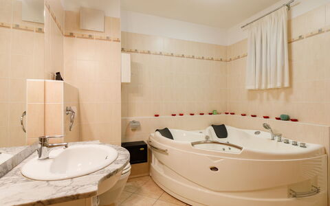Miralago: Eigendom, Bad, Loodgieterswerkinrichting, Gebouw, Badkamer, Kraan, Interieur Ontwerp, Verlichting, Verdieping