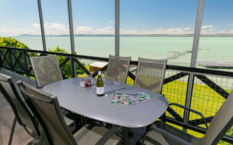 Miralago: Water, Lucht, Tafel, Meubilair, Eigendom, Wolk, Stoel, Tableware, Schaduw, Interieur Ontwerp