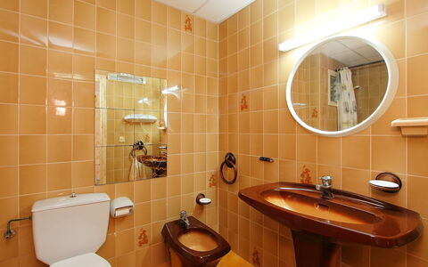 Puerto de la Selva: Badkamer, Kamer, Eigendom, Tegel, Interieur Ontwerp, Loodgieterswerkinrichting, Architectuur, Gebouw, Muur, Wc Bril