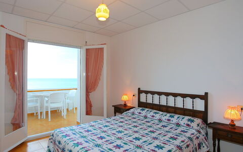 Puerto de la Selva: Slaapkamer, Bed, Kamer, Meubilair, Laken, Eigendom, Bedding, Bed Frame, Verdieping, Plafond