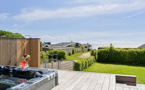 Nahele - 150M from the Sea: Meubilair, Interieur Ontwerp, Flooring, Verdieping, Plafond, Kamer, Stoel, Tafel, Appartement, Keuken En Eettafel