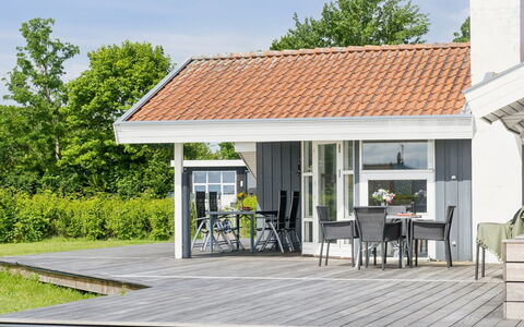 Nahele - 150M from the Sea: Meubilair, Interieur Ontwerp, Flooring, Verdieping, Plafond, Kamer, Stoel, Tafel, Appartement, Keuken En Eettafel