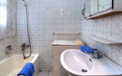 Llançà 603: Badkamer, Kamer, Eigendom, Muur, Kraan, Loodgieterswerkinrichting, Tegel, Wastafel In De Badkamer, Verdieping, Wastafel