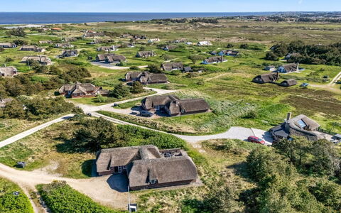 Stella - 700M from the Sea: Meubilair, Interieur Ontwerp, Flooring, Verdieping, Plafond, Kamer, Stoel, Tafel, Appartement, Keuken En Eettafel