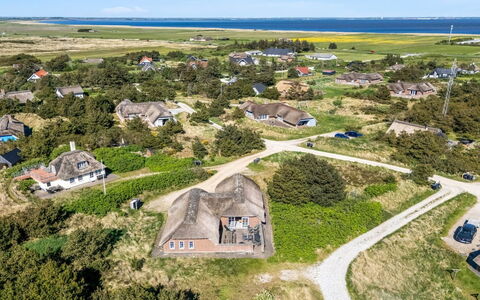 Stella - 700M from the Sea: Meubilair, Interieur Ontwerp, Flooring, Verdieping, Plafond, Kamer, Stoel, Tafel, Appartement, Keuken En Eettafel