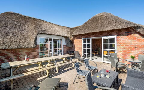 Stella - 700M from the Sea: Meubilair, Interieur Ontwerp, Flooring, Verdieping, Plafond, Kamer, Stoel, Tafel, Appartement, Keuken En Eettafel