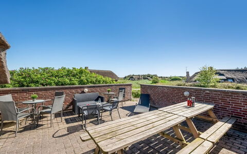 Stella - 700M from the Sea: Meubilair, Interieur Ontwerp, Flooring, Verdieping, Plafond, Kamer, Stoel, Tafel, Appartement, Keuken En Eettafel