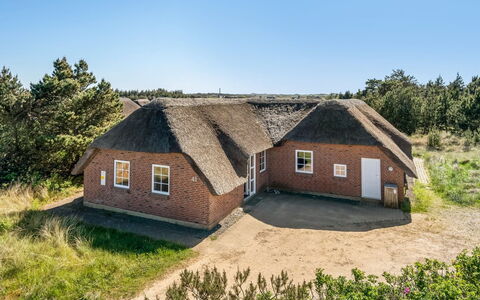 Stella - 700M from the Sea: Meubilair, Interieur Ontwerp, Flooring, Verdieping, Plafond, Kamer, Stoel, Tafel, Appartement, Keuken En Eettafel