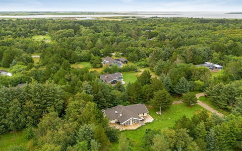 Samine - 2Km from the Sea: Meubilair, Interieur Ontwerp, Flooring, Verdieping, Plafond, Kamer, Stoel, Tafel, Appartement, Keuken En Eettafel