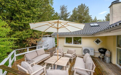 Samine - 2Km from the Sea: Meubilair, Interieur Ontwerp, Flooring, Verdieping, Plafond, Kamer, Stoel, Tafel, Appartement, Keuken En Eettafel
