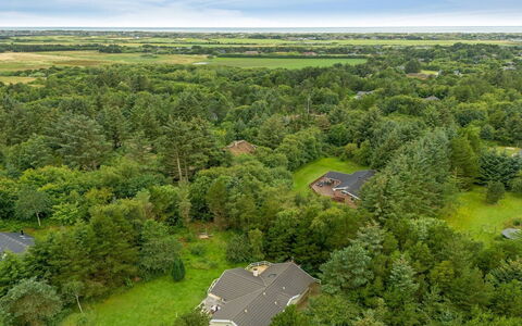 Samine - 2Km from the Sea: Meubilair, Interieur Ontwerp, Flooring, Verdieping, Plafond, Kamer, Stoel, Tafel, Appartement, Keuken En Eettafel