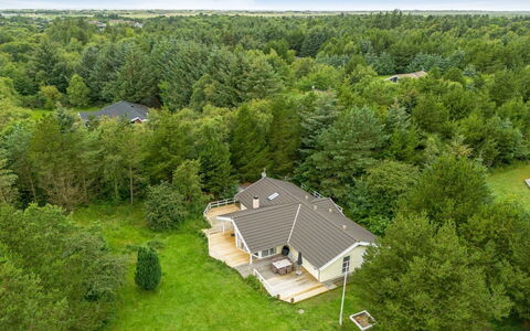 Samine - 2Km from the Sea: Meubilair, Interieur Ontwerp, Flooring, Verdieping, Plafond, Kamer, Stoel, Tafel, Appartement, Keuken En Eettafel
