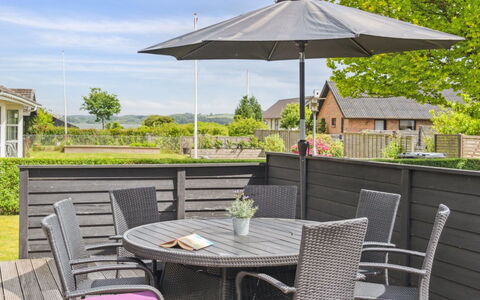 Thorward - 100M from the Sea: Hout, Huis, Veranda, Dek, Hardwood, Dak, Beits, Houten Vloer, Eco Hotel