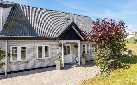 Gilbert - 500M from the Sea: Gebouw, Dak, Huis, Huis, Verblijf, Woongebied, Siding, Oprit, Landgoed, Schuifraam
