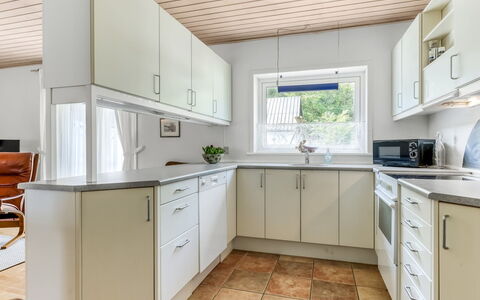 Gilbert - 500M from the Sea: Flooring, Keuken, Interieur Ontwerp, Countertop, Hout, Toestel Van De Keuken, Cabinetry, Plafond, Verdieping, Major Appliance