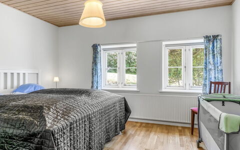 Gilbert - 500M from the Sea: Bed, Slaapkamer, Interieur Ontwerp, Bedding, Laken, Hout, Plafond, Verdieping, Meubilair, Flooring