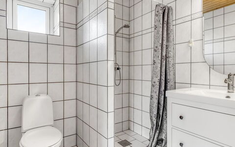 Gilbert - 500M from the Sea: Badkamer, Flooring, Muur, Verdieping, Loodgieterswerkinrichting, Wc Bril, Toilet, Interieur Ontwerp, Loodgieter, Tegel