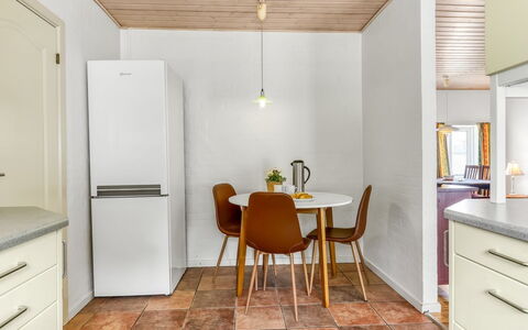 Gilbert - 500M from the Sea: Flooring, Muur, Interieur Ontwerp, Verdieping, Hout, Major Appliance, Toestel Van De Keuken, Plafond, Keuken, Meubilair