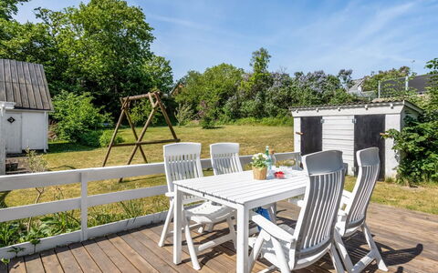 Gilbert - 500M from the Sea: Hout, Meubilair, Buitenmeubels, Veranda, Stoel, Land Lot, Buitentafel, Dek, Tuin, Hardwood